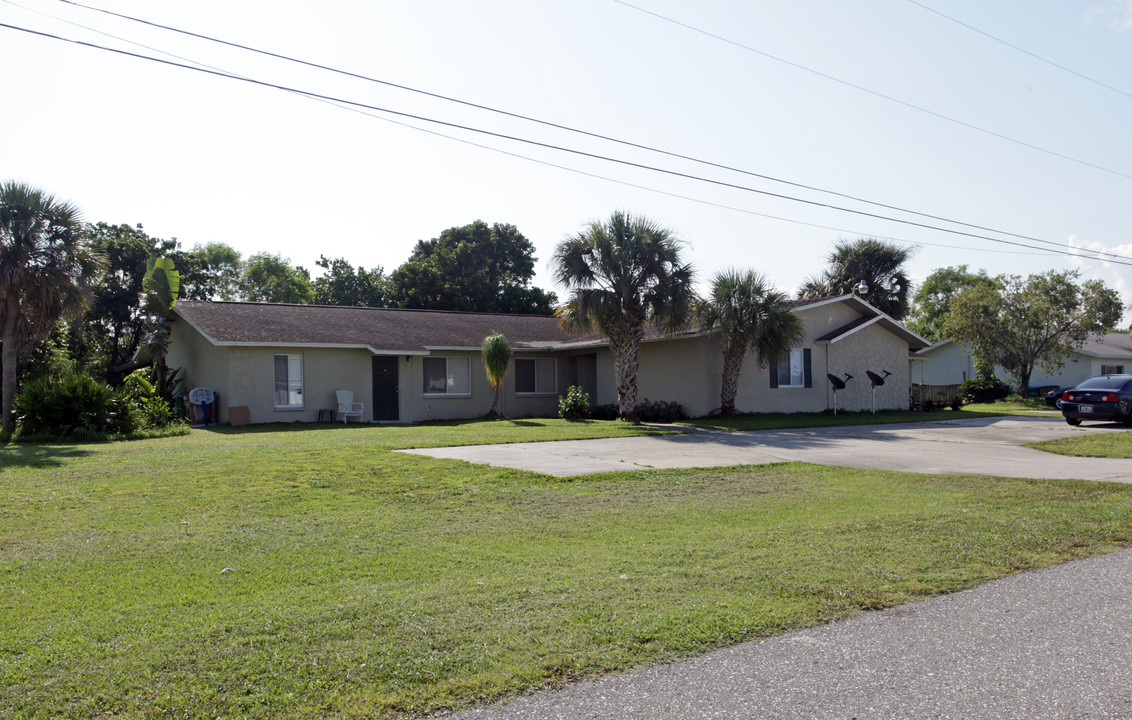 513 NE 25th Ave in Cape Coral, FL - Building Photo