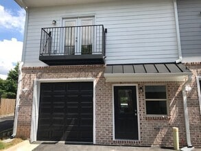 2042 Bolton Rd NW in Atlanta, GA - Foto de edificio - Building Photo