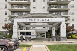 The Plaza Apartments in Jenkintown, PA - Foto de edificio - Building Photo