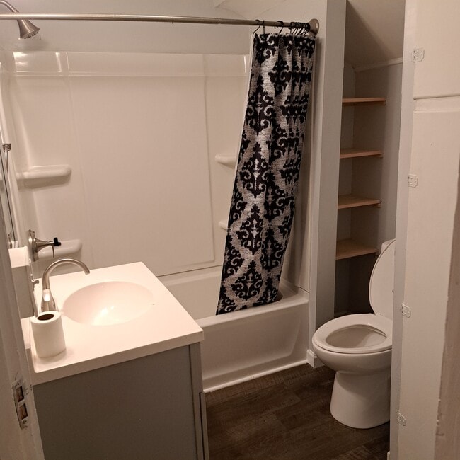 324 W Lima St, Unit Lower in Findlay, OH - Foto de edificio - Building Photo