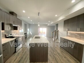 1056-1056 Martin Ave in Kelowna, BC - Building Photo - Building Photo