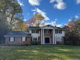 24 Beaumont Dr in New City, NY - Building Photo