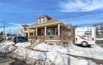 25 Peckham Ave in Newport, RI - Building Photo - Building Photo