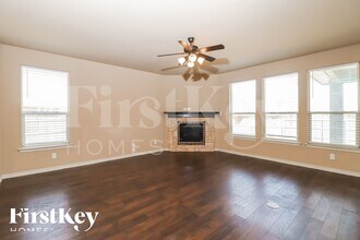 1005 Destrehan Dr in Burleson, TX - Foto de edificio - Building Photo