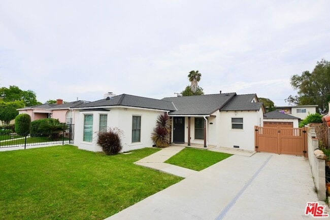 2334 S Garth Ave in Los Angeles, CA - Building Photo - Building Photo