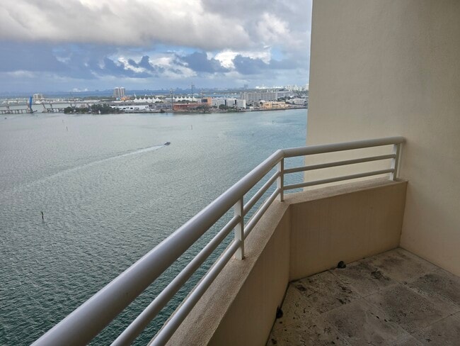 888 Brickell Key Dr, Unit 2110 in Miami, FL - Building Photo - Building Photo