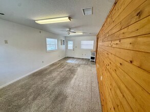 306 N Iona Ave in Fruitland Park, FL - Foto de edificio - Building Photo