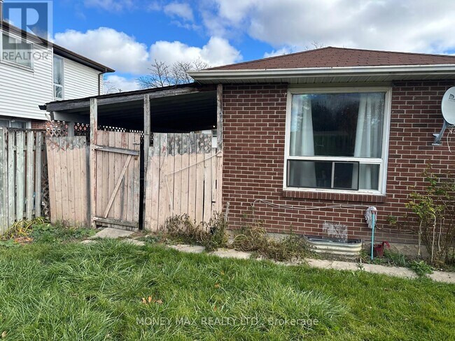 22 Shalom Crescent in Toronto, ON - Building Photo - Building Photo