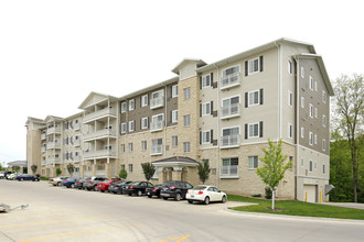 Riverview Place in Cedar Rapids, IA - Foto de edificio - Building Photo