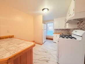 60 High St, Unit 2 in Claremont, NH - Foto de edificio - Building Photo