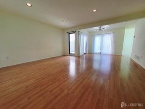65 Diamond Ln in Old Bridge, NJ - Building Photo - Building Photo