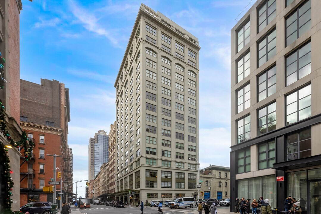 25 N Moore St in New York, NY - Building Photo