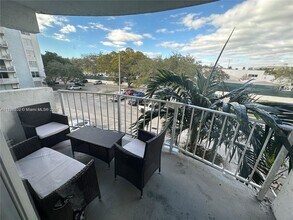 486 NW 165th St in Miami, FL - Building Photo - Building Photo