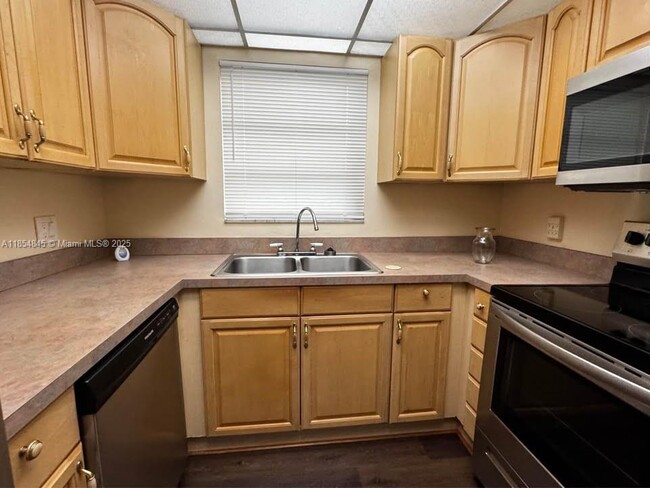 8105 Lagos De Campo Blvd in Tamarac, FL - Building Photo - Building Photo