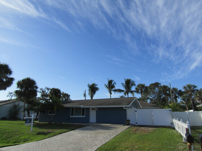 4188 Pompano Rd in Venice, FL - Building Photo - Building Photo