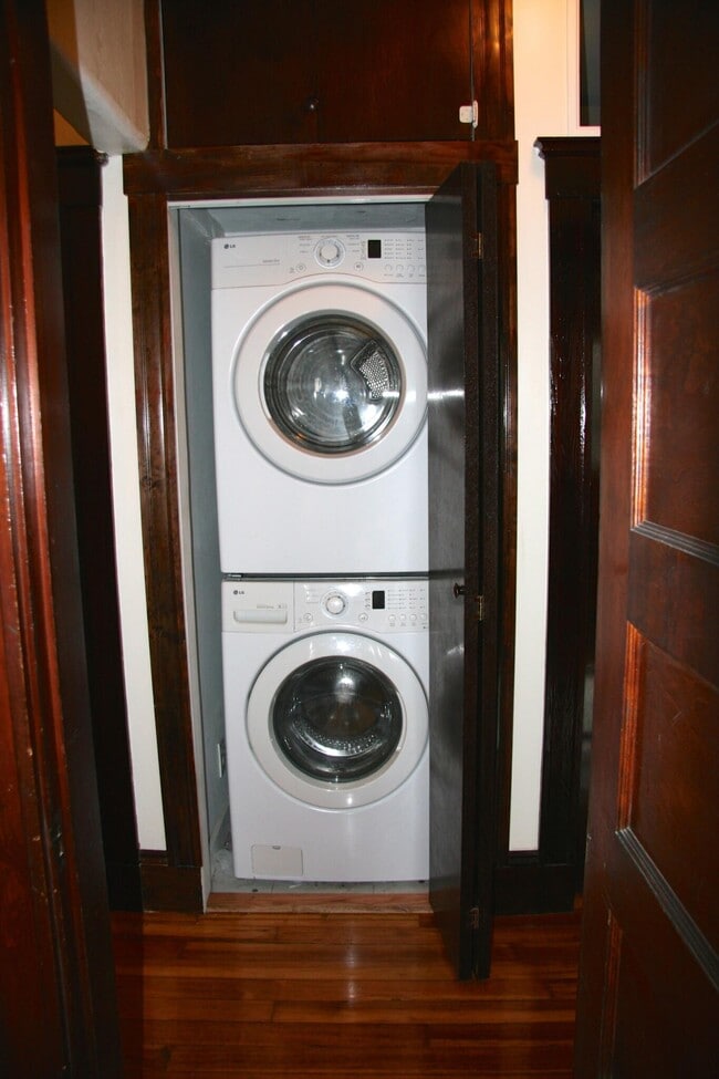 54 Hobson St, Unit 1 in Boston, MA - Foto de edificio - Building Photo