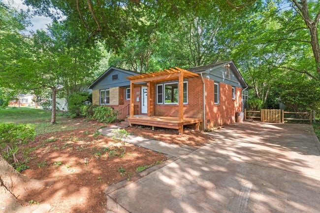 1024 Dudley Dr in Charlotte, NC - Foto de edificio - Building Photo