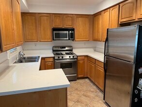 11646 Chenault St, Unit 12 in Los Angeles, CA - Foto de edificio - Building Photo