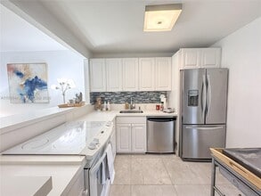 3301 N Country Club Dr in Miami, FL - Building Photo - Building Photo