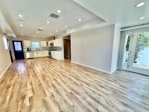 15 Quarterdeck St in Marina Del Rey, CA - Foto de edificio - Building Photo