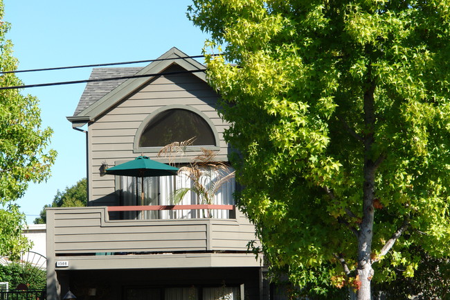 1508 Floribunda Ave in Burlingame, CA - Foto de edificio - Building Photo