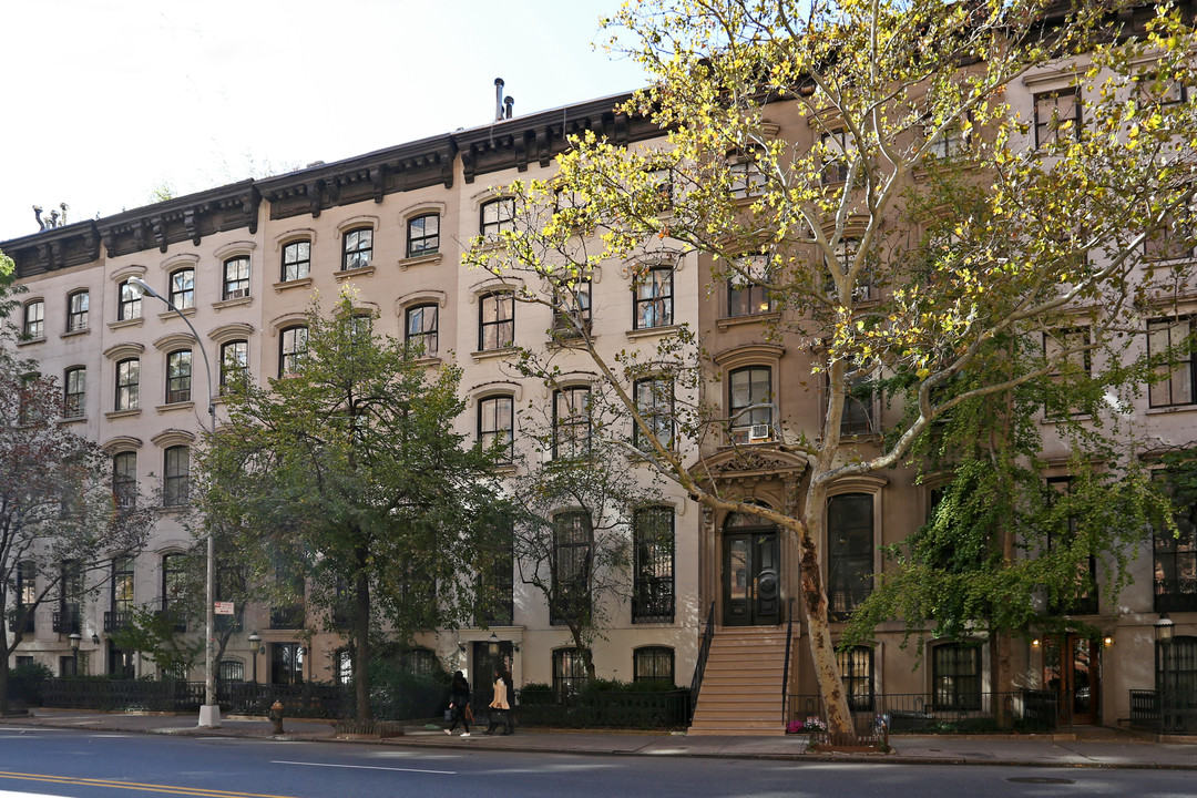 446 W 23rd St in New York, NY - Building Photo