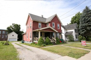 1932 E Prospect Rd in Ashtabula, OH - Building Photo
