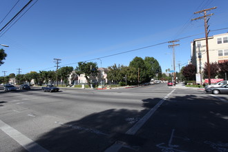 Ashwood Court Apartments in Northridge, CA - Building Photo - Building Photo