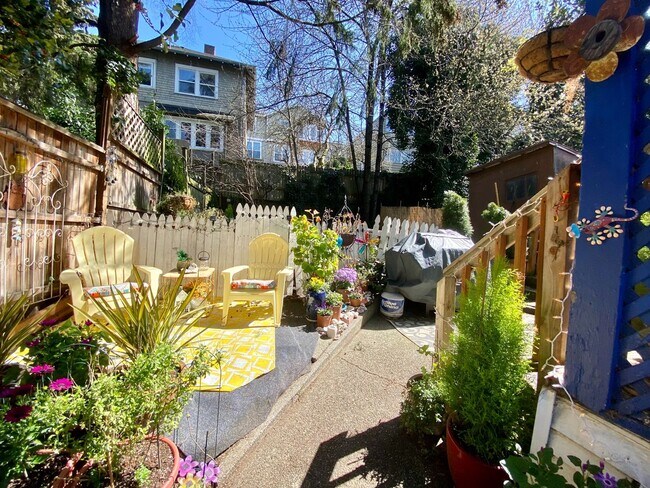 2058 14th Ave W in Seattle, WA - Foto de edificio - Building Photo