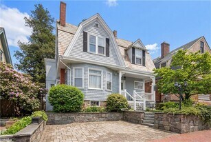 34 Bull St in Newport, RI - Building Photo