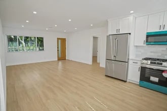 21330 Lemarsh St in Chatsworth, CA - Foto de edificio - Building Photo