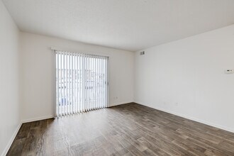 Skyline Apartments in Wichita, KS - Foto de edificio - Interior Photo