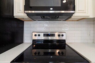 102 S Lockwood Dr in Houston, TX - Building Photo - Building Photo