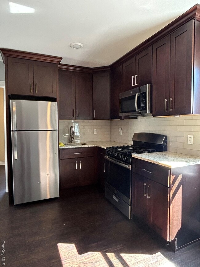 41 Chapman Pl in Bay Shore, NY - Building Photo - Building Photo