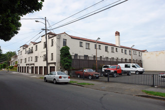 2325 NE Flanders St in Portland, OR - Foto de edificio - Building Photo