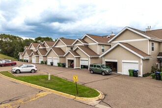 Calibre Ridge in Roseville, MN - Building Photo - Building Photo