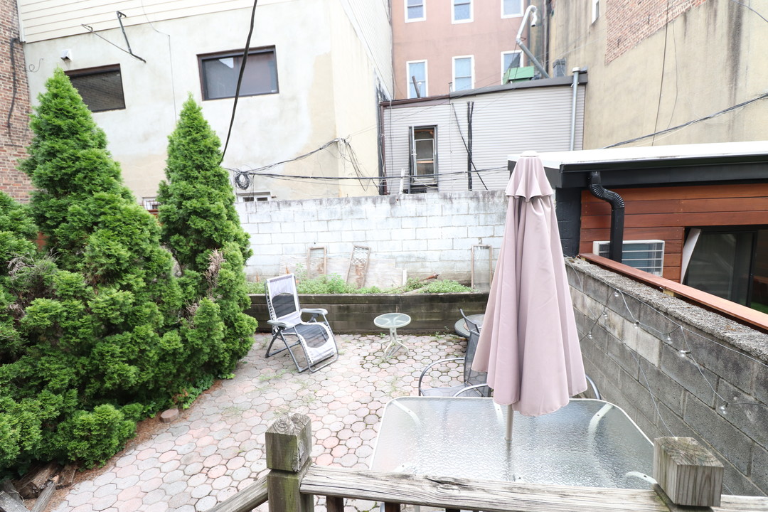 307 Bloomfield St in Hoboken, NJ - Building Photo