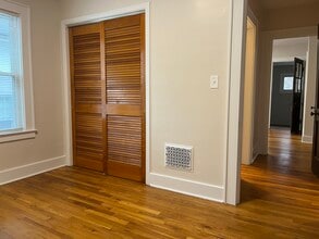 242 Forest Hill Dr, Unit Upstairs in Syracuse, NY - Foto de edificio - Building Photo