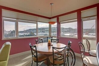 1700 N Northlake Way in Seattle, WA - Building Photo - Building Photo