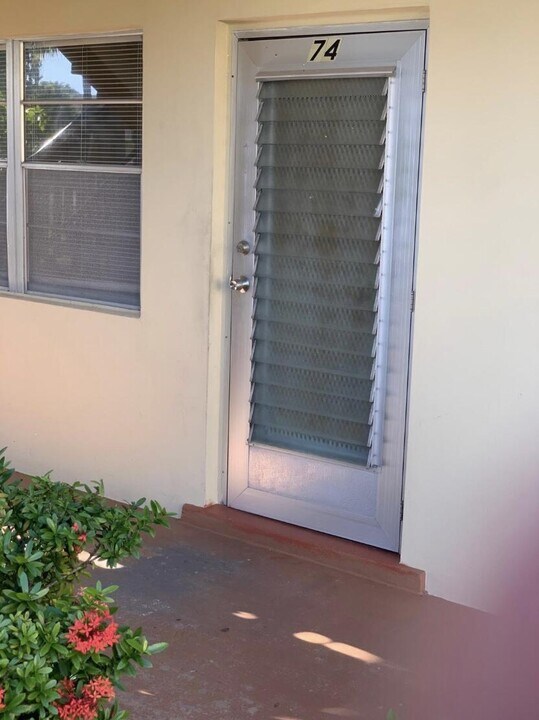74 Sheffield D in West Palm Beach, FL - Foto de edificio