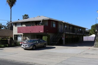 220 N Citrus Ave in Vista, CA - Foto de edificio - Building Photo