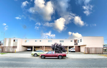 10520 S Figueroa St in Los Angeles, CA - Building Photo - Building Photo