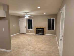 16645 Valencia Ave, Unit 2B in Fontana, CA - Foto de edificio - Building Photo