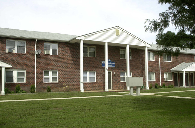 Richardson Apartments in Eatontown, NJ - Foto de edificio - Building Photo