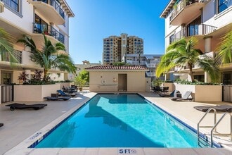 1650 Galiano St, Unit 408 in Coral Gables, FL - Foto de edificio - Building Photo