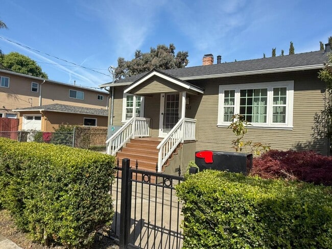102 Poplar Ave in Redwood City, CA - Building Photo - Building Photo