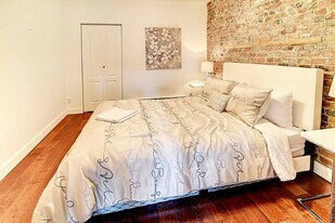 4823 Saint-Urbain Rue in Montréal, QC - Building Photo