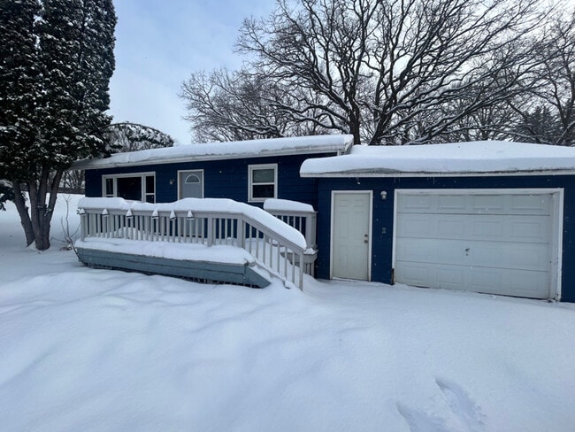 1319 W Alcott Ave in Fergus Falls, MN - Foto de edificio - Building Photo