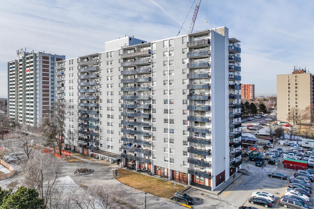 30 Gilder Dr in Toronto, ON - Building Photo