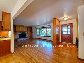 12424 SW Lesser Rd in Portland, OR - Building Photo - Building Photo